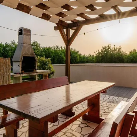 In With Pool Near Sandy