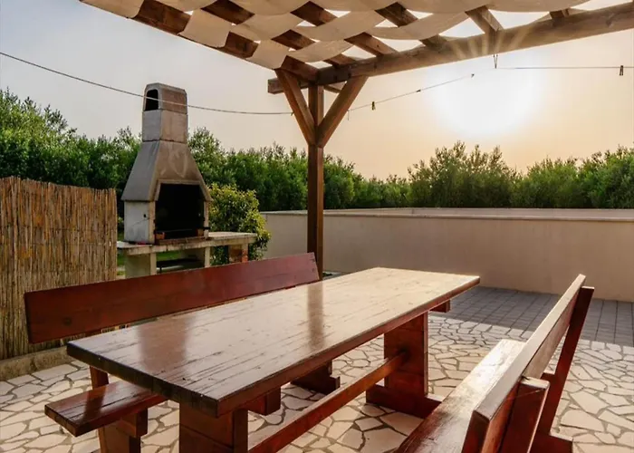 In With Pool Near Sandy