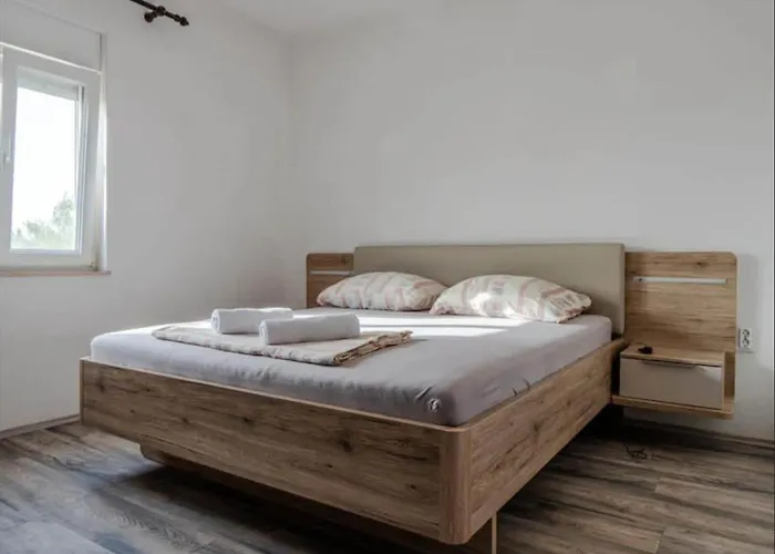 In With Pool Near Sandy *