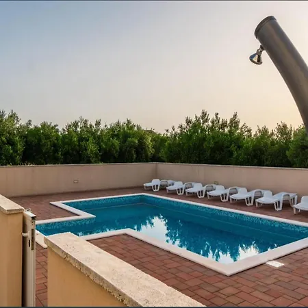 بيت للعطل In With Pool Near Sandy