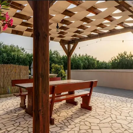 In With Pool Near Sandy فرسي