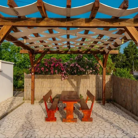 In With Pool Near Sandy بيت للعطل