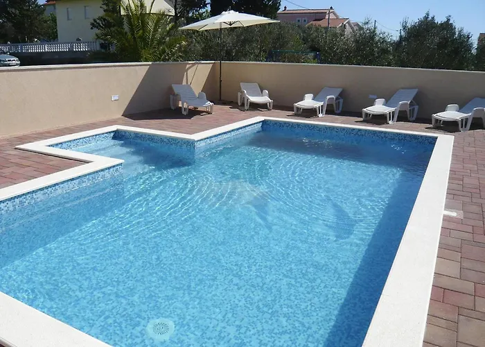 In With Pool Near Sandy Дом отдыха Врси